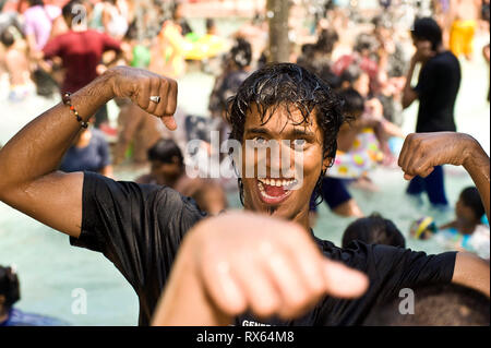 Anche se vi possono essere problematiche dell'alimentazione idrica in città d'acqua unito parte di Essel world parco divertimenti in Gorai, Mumbai, India è immutato e ha attirato grandi folle nel lungo weekend. L'acqua unito è detto essere asiatico del tema più grande parco acquatico e dispone di numerose attrazioni tra cui il mondo è più grande piscina con onde, arresto cardiaco rides 'n' scorre, fiume Crociere avventura etc attrazioni del Regno d'acqua: il bagnato Atlantic-The più grande del mondo Misphisly wavepool Hill-12 hi-speed giostre emozionanti Brat Zone-geyser, a pulsante azionato giochi d'acqua, getti per bambini Laguna Goofers- pe Foto Stock
