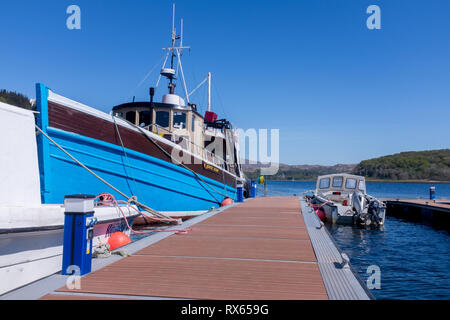 Nuovo pontone galleggiante dal molo del porto di Lochaline scottish costa ovest della Scozia Foto Stock