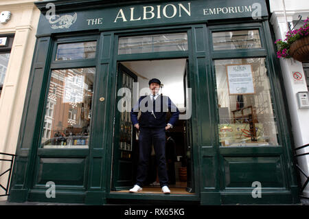 L'Albion Emporium e fondatore Alex Bietts,Londra. 11.07.08 Foto Stock