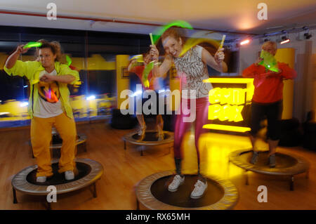 Alice Von Simson fa il cosiddetto 'Ravers allenamento' con lightsticks e personale di Gymbox St Martins Lane, Londra. 28.02.08 Foto Stock