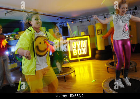 Alice Von Simson fa il cosiddetto 'Ravers allenamento' con lightsticks e personale di Gymbox St Martins Lane, Londra. 28.02.08 Foto Stock