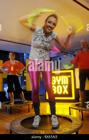 Alice Von Simson fa il cosiddetto 'Ravers allenamento' con lightsticks e personale di Gymbox St Martins Lane, Londra. 28.02.08 Foto Stock