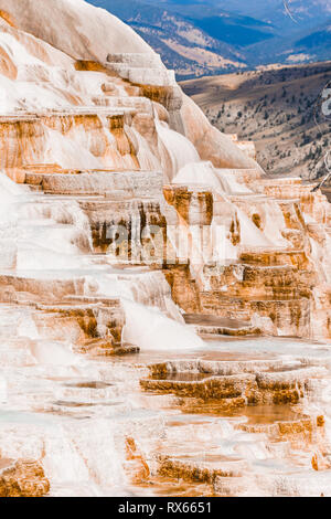 Cascata di oltre arancione e depositi minerali bianchi nel Parco Nazionale di Yellowstone Foto Stock