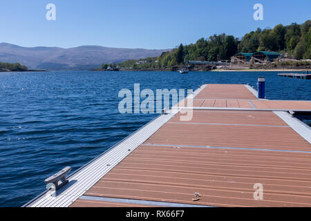 Nuovo pontone galleggiante dal molo del porto di Lochaline scottish costa ovest della Scozia Foto Stock