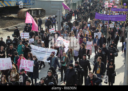 Kiev Kiev, Ucraina. 8 Mar, 2019. Ukrainian poliziotti e guardie nazionali sono visto che accompagnano i manifestanti tenendo striscioni e cartelli e bandiere durante la dimostrazione.le femministe ucraine e i loro sostenitori hanno tenuto il loro marzo impegnativo per i diritti delle donne in tutto il mondo e contro la violenza domestica durante la giornata internazionale della donna che si celebra ogni anno il 8 marzo. Credito: Pavlo Gonchar SOPA/images/ZUMA filo/Alamy Live News Foto Stock