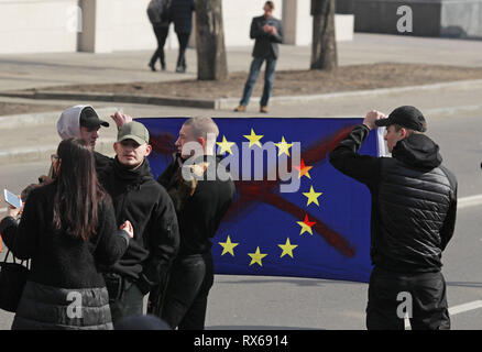 Kiev Kiev, Ucraina. 8 Mar, 2019. Di estrema destra gli attivisti hanno visto tenendo la bandiera UE barrato come tentano di bloccare la strada davanti ai partecipanti delle femministe e i loro sostenitori durante la protesta.le femministe ucraine e i loro sostenitori hanno tenuto il loro marzo impegnativo per i diritti delle donne in tutto il mondo e contro la violenza domestica durante la giornata internazionale della donna che si celebra ogni anno il 8 marzo. Credito: Pavlo Gonchar SOPA/images/ZUMA filo/Alamy Live News Foto Stock