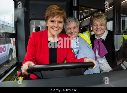 Primo Glasgow ha ospitato il primo ministro, Nicola Storione MSP, come lei ha dato il suo appoggio alla bus operator di auto per affrontare lo squilibrio del numero di donne che assumono una carriera nel settore degli autobus e sfida lo stereotipo che l'autobus la guida è solo per gli uomini. Foto Stock