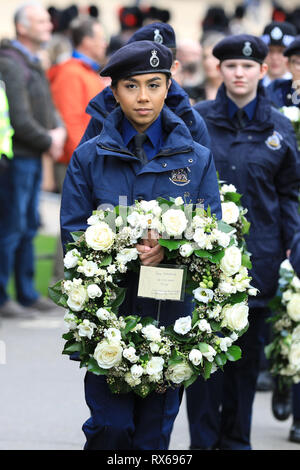 Londra, Regno Unito, 8th Mar 2019. Corona commemorativa al National Police Memorial. Le poliziotti e il personale di tutta la sfilata Met attraverso il centro di Londra nella processione '100 anni forti' per celebrare la Giornata Internazionale della Donna e il centenario delle donne nella forza. Credit: Imagplotter/Alamy Live News Foto Stock