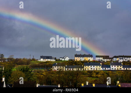 Ardara, County Donegal, Irlanda. 8 marzo 2019. Un arcobaleno appare sopra il villaggio in un giorno di pioggia pesante docce. Credito: Richard Wayman/Alamy Live News Foto Stock