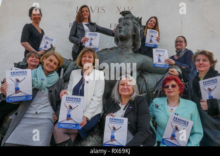 Lione, Francia, 8 Marzo 2019: riuniti intorno al delegato RN Muriel Coativy, un gruppo di donne elette a destra parte RN (Rassemblement National' - Ex National Front) pongono a Bellecour Square nel centro di Lione (Francia Centro-orientale) in occasione della internazionale delle donne azienda Dayn adocument leggere 'le donne francesi, fieri della nostra libertà". Foto di credito: Serge Mouraret/Alamy Live Newssupport Giornata della donna, Lione, Francia Credito: Serge Mouraret/Alamy Live News Foto Stock