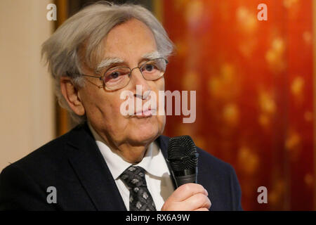 Lione, Francia, 8 Marzo 2019: Laurent Wauquiez, Pdt di Auvergne Regione Rhône-Alpes e Pdt di Les Republicains ala destra partito, è visto in Lione centro-orientale (Francia) il 8 marzo 2019 come egli si compiace Bernard Pivot (qui nella foto) e Stephane Berna presso il 'Musée des Tissus et des Arts Décoratifs' - Museo di prodotti tessili e di Arti Decorative, in occasione di una conferenza stampa per presentare il piano di salvataggio per il museo. Credito Credito: Serge Mouraret/Alamy Live News Foto Stock