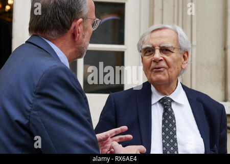 Lione, Francia, 8 Marzo 2019: Laurent Wauquiez, Pdt di Auvergne Regione Rhône-Alpes e Pdt di Les Republicains ala destra partito, è visto in Lione centro-orientale (Francia) il 8 marzo 2019 come egli si compiace Bernard Pivot (R) e Stephane Berna presso il 'Musée des Tissus et des Arts Décoratifs' - Museo di prodotti tessili e di Arti Decorative, in occasione di una conferenza stampa per presentare il piano di salvataggio per il museo. Credito Credito: Serge Mouraret/Alamy Live News Foto Stock