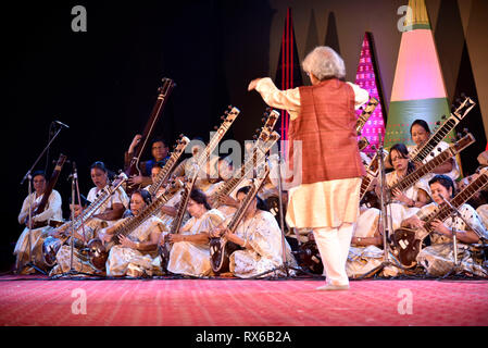 Silpgram Mahotsav. Guwahati, Assam, India. Marzo 8, 2019. Artisti giocando Sitar durante Silpgram Mahotsav a Silpgram in Panjabari, Guwahati Venerdì 8 Marzo, 2019. Il Sitar è a pizzico strumento a corda, originarie del subcontinente indiano, utilizzato nella musica classica indiana. Credito: David Talukdar/Alamy Live News Foto Stock