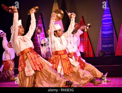 Silpgram Mahotsav. Guwahati, Assam, India. Marzo 8, 2019. Artisti Bhor danza Taal durante Silpgram Mahotsav a Silpgram in Panjabari, Guwahati Venerdì 8 Marzo, 2019. Bhor danza Taal è un ballo folk di Assam. Credito: David Talukdar/Alamy Live News Foto Stock