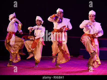 Silpgram Mahotsav. Guwahati, Assam, India. Marzo 8, 2019. Artisti Bhor danza Taal durante Silpgram Mahotsav a Silpgram in Panjabari, Guwahati Venerdì 8 Marzo, 2019. Bhor danza Taal è un ballo folk di Assam. Credito: David Talukdar/Alamy Live News Foto Stock