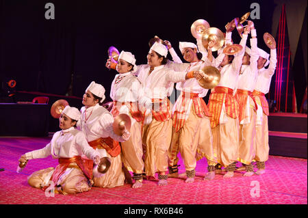 Silpgram Mahotsav. Guwahati, Assam, India. Marzo 8, 2019. Artisti Bhor danza Taal durante Silpgram Mahotsav a Silpgram in Panjabari, Guwahati Venerdì 8 Marzo, 2019. Bhor danza Taal è un ballo folk di Assam. Credito: David Talukdar/Alamy Live News Foto Stock