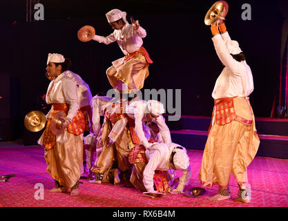 Silpgram Mahotsav. Guwahati, Assam, India. Marzo 8, 2019. Artisti Bhor danza Taal durante Silpgram Mahotsav a Silpgram in Panjabari, Guwahati Venerdì 8 Marzo, 2019. Bhor danza Taal è un ballo folk di Assam. Credito: David Talukdar/Alamy Live News Foto Stock