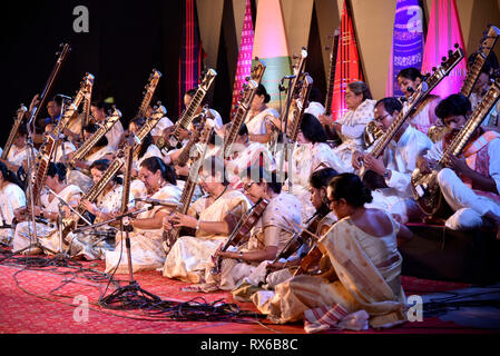 Silpgram Mahotsav. Guwahati, Assam, India. Marzo 8, 2019. Artisti giocando Sitar durante Silpgram Mahotsav a Silpgram in Panjabari, Guwahati Venerdì 8 Marzo, 2019. Il Sitar è a pizzico strumento a corda, originarie del subcontinente indiano, utilizzato nella musica classica indiana. Credito: David Talukdar/Alamy Live News Foto Stock