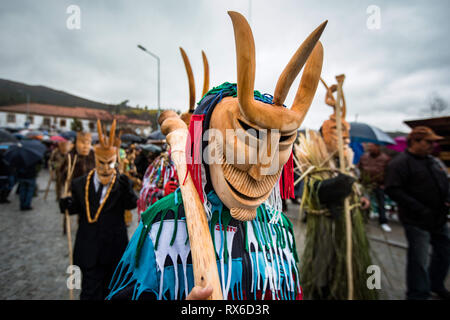 Lamego, Viseu, in Portogallo. Mar 5, 2019. Un attenzione visto sfilare attraverso le strade durante il carnevale.considerato uno dei più tipici festeggiamenti carnevaleschi del paese, nel villaggio di Lazarim, nel comune di Lamego, il caretos (mascherata partecipanti) sfilano per le strade in una manifestazione ancestrale di scene di cultura portoghese. Credito: Hcasinhas SOPA/images/ZUMA filo/Alamy Live News Foto Stock