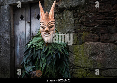 Lamego, Viseu, in Portogallo. Mar 5, 2019. Un attenzione visto sfilare attraverso le strade durante il carnevale.considerato uno dei più tipici festeggiamenti carnevaleschi del paese, nel villaggio di Lazarim, nel comune di Lamego, il caretos (mascherata partecipanti) sfilano per le strade in una manifestazione ancestrale di scene di cultura portoghese. Credito: Hcasinhas SOPA/images/ZUMA filo/Alamy Live News Foto Stock