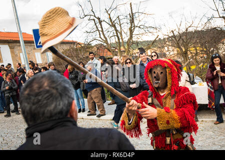 Lamego, Viseu, in Portogallo. 3 Mar, 2019. Un attenzione visto sfilare attraverso le strade durante il carnevale.considerato uno dei più tipici festeggiamenti carnevaleschi del paese, nel villaggio di Lazarim, nel comune di Lamego, il caretos (mascherata partecipanti) sfilano per le strade in una manifestazione ancestrale di scene di cultura portoghese. Credito: Hcasinhas SOPA/images/ZUMA filo/Alamy Live News Foto Stock