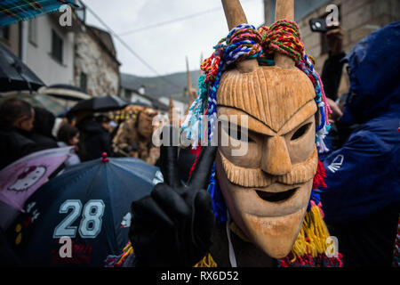 Lamego, Viseu, in Portogallo. Mar 5, 2019. Un attenzione visto sfilare attraverso le strade durante il carnevale.considerato uno dei più tipici festeggiamenti carnevaleschi del paese, nel villaggio di Lazarim, nel comune di Lamego, il caretos (mascherata partecipanti) sfilano per le strade in una manifestazione ancestrale di scene di cultura portoghese. Credito: Hcasinhas SOPA/images/ZUMA filo/Alamy Live News Foto Stock