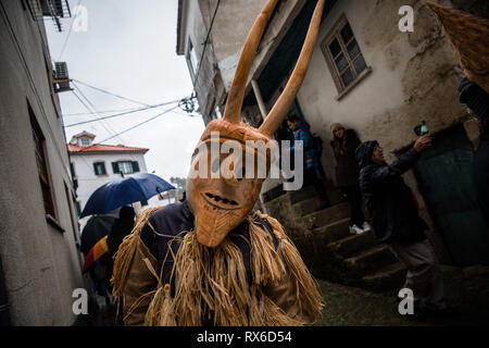 Lamego, Viseu, in Portogallo. Mar 5, 2019. Un attenzione visto sfilare attraverso le strade durante il carnevale.considerato uno dei più tipici festeggiamenti carnevaleschi del paese, nel villaggio di Lazarim, nel comune di Lamego, il caretos (mascherata partecipanti) sfilano per le strade in una manifestazione ancestrale di scene di cultura portoghese. Credito: Hcasinhas SOPA/images/ZUMA filo/Alamy Live News Foto Stock