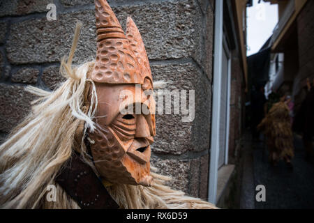 Lamego, Viseu, in Portogallo. Mar 5, 2019. Un attenzione visto sfilare attraverso le strade durante il carnevale.considerato uno dei più tipici festeggiamenti carnevaleschi del paese, nel villaggio di Lazarim, nel comune di Lamego, il caretos (mascherata partecipanti) sfilano per le strade in una manifestazione ancestrale di scene di cultura portoghese. Credito: Hcasinhas SOPA/images/ZUMA filo/Alamy Live News Foto Stock