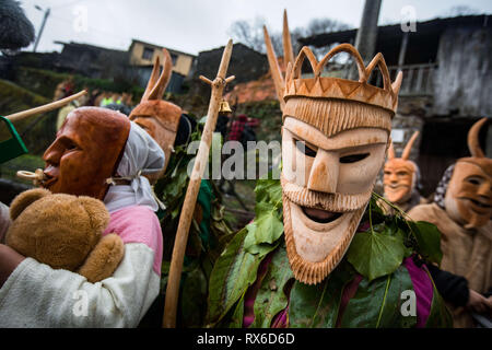 Lamego, Viseu, in Portogallo. Mar 5, 2019. Un attenzione visto sfilare attraverso le strade durante il carnevale.considerato uno dei più tipici festeggiamenti carnevaleschi del paese, nel villaggio di Lazarim, nel comune di Lamego, il caretos (mascherata partecipanti) sfilano per le strade in una manifestazione ancestrale di scene di cultura portoghese. Credito: Hcasinhas SOPA/images/ZUMA filo/Alamy Live News Foto Stock