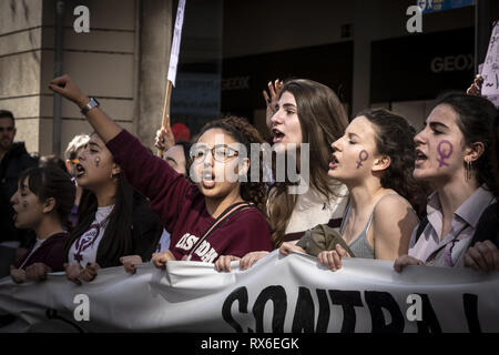 Barcellona, in Catalogna, Spagna. 8 Mar, 2019. La donna vede gridando slogan durante la protesta.centinaia di studenti, per la maggior parte donne, hanno celebrato la giornata di sciopero del 8 Marzo Giornata Internazionale della Donna con dimostrazioni. Credito: Paco Freire SOPA/images/ZUMA filo/Alamy Live News Foto Stock