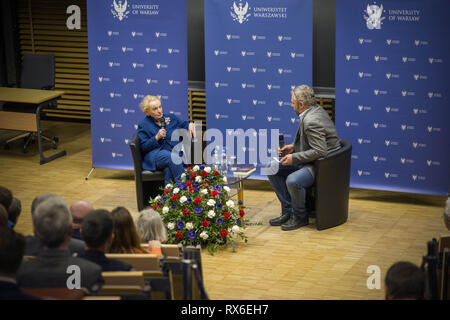 Varsavia, Mazowieckie, Polonia. 8 Mar, 2019. Madeleine Albright visto in una discussione con Bartosz T. Wielinski, a capo del dipartimento Affari esteri della ''˜Gazeta Wyborcza' giornale.Il venerdì presso l'Università di Varsavia, un incontro aperto con Madeleine Albright ha avuto luogo nella sala della ex Biblioteca universitaria. La sua visita all'Università di Varsavia è collegato con lo scorso anno di edizione della versione in lingua polacca del suo libro intitolato "Fascismo: un messaggio di avvertenza.''.Madeleine Albright era il segretario di stato in noi nel 1997-2001. Lei è stata la prima donna in questa posizione nel Foto Stock