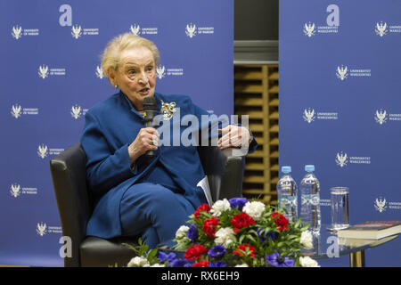 Varsavia, Mazowieckie, Polonia. 8 Mar, 2019. Madeleine Albright visto parlare durante l'incontro aperto presso l'Università di Varsavia.Il venerdì presso l'Università di Varsavia, un incontro aperto con Madeleine Albright ha avuto luogo nella sala della ex Biblioteca universitaria. La sua visita all'Università di Varsavia è collegato con lo scorso anno di edizione della versione in lingua polacca del suo libro intitolato "Fascismo: un messaggio di avvertenza.''.Madeleine Albright era il segretario di stato in noi nel 1997-2001. Lei è stata la prima donna in questa posizione negli Stati Uniti. In 1993, il presidente Clinton ha nominato lei al po Foto Stock