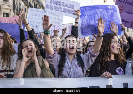 Barcellona, in Catalogna, Spagna. 8 Mar, 2019. La donna vede gridando slogan durante la protesta.centinaia di studenti, per la maggior parte donne, hanno celebrato la giornata di sciopero del 8 Marzo Giornata Internazionale della Donna con dimostrazioni. Credito: Paco Freire SOPA/images/ZUMA filo/Alamy Live News Foto Stock