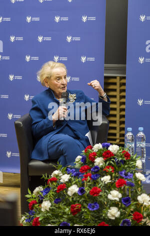 Varsavia, Mazowieckie, Polonia. 8 Mar, 2019. Madeleine Albright visto parlare durante l'incontro aperto presso l'Università di Varsavia.Il venerdì presso l'Università di Varsavia, un incontro aperto con Madeleine Albright ha avuto luogo nella sala della ex Biblioteca universitaria. La sua visita all'Università di Varsavia è collegato con lo scorso anno di edizione della versione in lingua polacca del suo libro intitolato "Fascismo: un messaggio di avvertenza.''.Madeleine Albright era il segretario di stato in noi nel 1997-2001. Lei è stata la prima donna in questa posizione negli Stati Uniti. In 1993, il presidente Clinton ha nominato lei al po Foto Stock