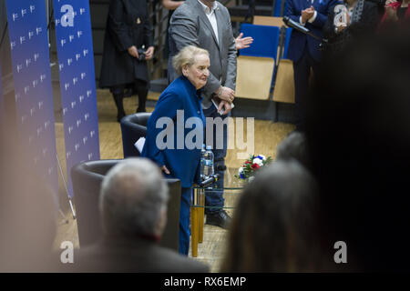 Varsavia, Mazowieckie, Polonia. 8 Mar, 2019. Madeleine Albright visto parlare durante l'incontro aperto presso l'Università di Varsavia.Il venerdì presso l'Università di Varsavia, un incontro aperto con Madeleine Albright ha avuto luogo nella sala della ex Biblioteca universitaria. La sua visita all'Università di Varsavia è collegato con lo scorso anno di edizione della versione in lingua polacca del suo libro intitolato "Fascismo: un messaggio di avvertenza.''.Madeleine Albright era il segretario di stato in noi nel 1997-2001. Lei è stata la prima donna in questa posizione negli Stati Uniti. In 1993, il presidente Clinton ha nominato lei al po Foto Stock