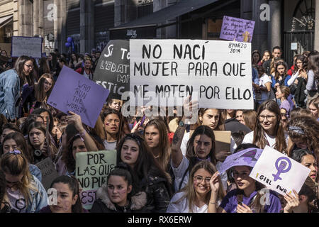 Barcellona, in Catalogna, Spagna. 8 Mar, 2019. Le donne visto holding cartelloni durante la protesta.centinaia di studenti, per la maggior parte donne, hanno celebrato la giornata di sciopero del 8 Marzo Giornata Internazionale della Donna con dimostrazioni. Credito: Paco Freire SOPA/images/ZUMA filo/Alamy Live News Foto Stock