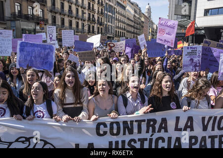 Barcellona, in Catalogna, Spagna. 8 Mar, 2019. La donna vede gridando slogan durante la protesta.centinaia di studenti, per la maggior parte donne, hanno celebrato la giornata di sciopero del 8 Marzo Giornata Internazionale della Donna con dimostrazioni. Credito: Paco Freire SOPA/images/ZUMA filo/Alamy Live News Foto Stock