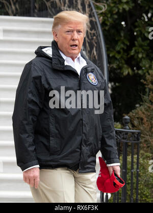 Washington, Stati Uniti d'America. 8 Mar 2019. Il Presidente degli Stati Uniti, Trump si diparte la Casa Bianca di Washington, DC il Venerdì 8 Marzo, 2019. Il Presidente si recherà in Alabama per vedere i danni dal tornado in precedenza durante la settimana prima di continuare in Florida per trascorrere il weekend a sua Mar-a-Lago resort. Credito: Ron Sachs/CNP/MediaPunch Credito: MediaPunch Inc/Alamy Live News Foto Stock