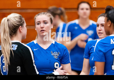 Fort Bragg, North Carolina, Stati Uniti d'America. 8 Mar, 2019. 8 marzo 2019 - Fort Bragg, N.C., STATI UNITI D'AMERICA - Forza All-Air femminile di pallavolo ai membri del team di parlare di strategia durante il match finale tra Stati Uniti Air Force e U.S. Marina presso il 2019 Forze Armate femminile di pallavolo campionato a Ritz-Epps palestra in Fort Bragg. Navy sconfitto Air Force, 3-1, en route per una medaglia d'argento finale alle spalle di Air Force che ha vinto l'oro. Le Forze Armate maschile e femminile di pallavolo campionati è tenuta annualmente. Credito: Timothy L. Hale/ZUMA filo/Alamy Live News Foto Stock