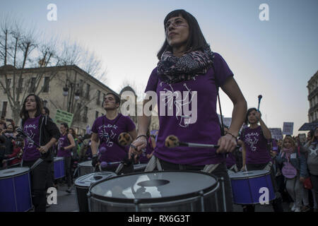 Valencia, Valencia, Spagna. 8 Mar, 2019. Un gruppo di giovani donne sono visti suonare il batucada sulle strade di Valrencia durante la protesta.popolo spagnolo celebrare la Giornata internazionale della donna con una donna sciopero generale contro la violenza di genere. Credito: Guillermo Gutierrez SOPA/images/ZUMA filo/Alamy Live News Foto Stock