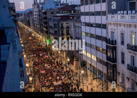 Vista generale delle persone marciando lungo la Gran Vía durante la dimostrazione della Giornata internazionale della donna a Granada. 60.000 persone si sono radunate per le strade di Granada contro la violenza contro le donne e di esigere la parità di genere tra uomini e donne. Foto Stock