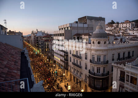 Una vista generale delle persone marciando lungo la Gran Vía durante la dimostrazione della Giornata internazionale della donna a Granada. 60.000 persone si sono radunate per le strade di Granada contro la violenza contro le donne e di esigere la parità di genere tra uomini e donne. Foto Stock