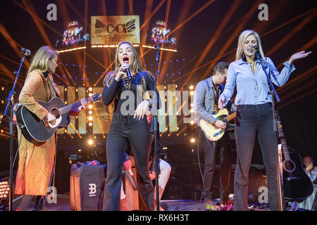 Londra, Regno Unito. 8 marzo 2018. Runaway giugno costituito da cantanti Naomi Cooke(C), Hannah Mulholland(L), e Jennifer Wayne(R) eseguendo sulla fase di Spotlight il giorno 1 di C2C: Paese a Paese all'Arena O2, Regno Unito, Credito: Jason Richardson / Alamy Live News Foto Stock