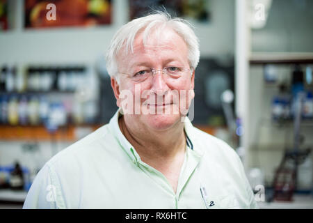 Denkendorf, Germania. 04 Giugno, 2018. Reinhold Schneider, Capo della Chimica tessile, sorge in un laboratorio del tedesco di istituti per tessili e delle fibre di ricerca. (Circa dpa: 'Denkendorf inventori stanno lavorando sui sensori per le batterie in auto elettrica' dal 09.03.2019) Credito: Sebastian Gollnow/dpa/Alamy Live News Foto Stock