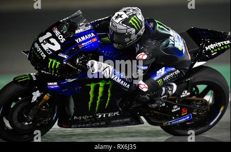 Doha in Qatar. 8 Mar, 2019. Lo spagnolo della MotoGP MAVERICK VINALES di Monster Energy Yamaha MotoGP compete durante le 2 prove libere del MotoGP 2019 Grand Prix del Qatar a Losail circuito di Doha, capitale del Qatar, il 8 marzo 2019. Credito: Nikku/Xinhua/Alamy Live News Foto Stock