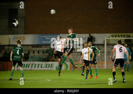 Dublino Repubblica di Irlanda. 08 Mar, 2019. EOIN massimo di Derry City FC salti fuori Ali Reghba di boemi durante la Airtricity League fixture tra bohemienne FC & Derry City FC a Dalymount Park, Dublin Credit: Kevin Moore/MCI/Alamy Live News Foto Stock