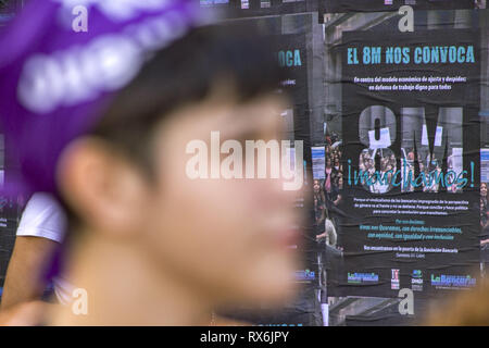 Buenos Aires, capitale federale, Argentina. 8 Mar, 2019. In occasione della Giornata internazionale della donna, femminista gruppi provenienti da tutto il paese chiamato per un mese di marzo in tutto il paese. Intorno alle 8:30 pm, più di centomila persone sono state presenti alla mobilitazione e successiva concentrazione.Nel centro di Buenos Aires, sin dal mattino, vari gruppi di donne sono scese in piazza per rendere le loro esigenze sentite. Nelle strade che circondano il Congresso Nazionale ci sono diversi gruppi che rivendicato dalle prime ore del pomeriggio per i diritti delle donne. (Credito Immagine: © Roberto un Foto Stock