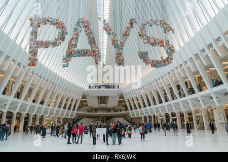 New York, Stati Uniti d'America. 8 Mar 2019. #ChangePays Installazione per commemorare la Giornata internazionale della donna da Michael Murphy sponsorizzato da S&P Global all'occhio World Trade Center Credito: lev radin/Alamy Live News Foto Stock