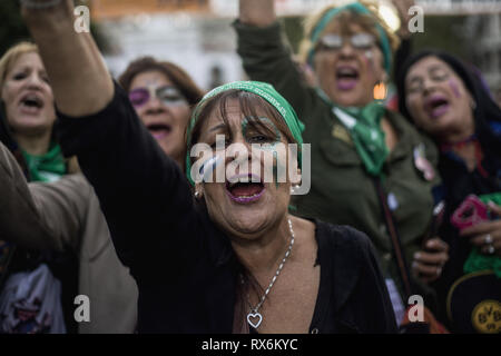 Buenos Aires, capitale federale, Argentina. 8 Mar, 2019. In occasione della Giornata internazionale della donna, femminista gruppi provenienti da tutto il paese chiamato per un mese di marzo in tutto il paese. Intorno alle 8:30 pm, più di centomila persone sono state presenti alla mobilitazione e successiva concentrazione.Nel centro di Buenos Aires, sin dal mattino, vari gruppi di donne sono scese in piazza per rendere le loro esigenze sentite. Nelle strade che circondano il Congresso Nazionale ci sono diversi gruppi che rivendicato dalle prime ore del pomeriggio per i diritti delle donne. (Credito Immagine: © Roberto un Foto Stock