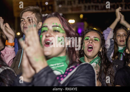 Buenos Aires, capitale federale, Argentina. 8 Mar, 2019. In occasione della Giornata internazionale della donna, femminista gruppi provenienti da tutto il paese chiamato per un mese di marzo in tutto il paese. Intorno alle 8:30 pm, più di centomila persone sono state presenti alla mobilitazione e successiva concentrazione.Nel centro di Buenos Aires, sin dal mattino, vari gruppi di donne sono scese in piazza per rendere le loro esigenze sentite. Nelle strade che circondano il Congresso Nazionale ci sono diversi gruppi che rivendicato dalle prime ore del pomeriggio per i diritti delle donne. (Credito Immagine: © Roberto un Foto Stock